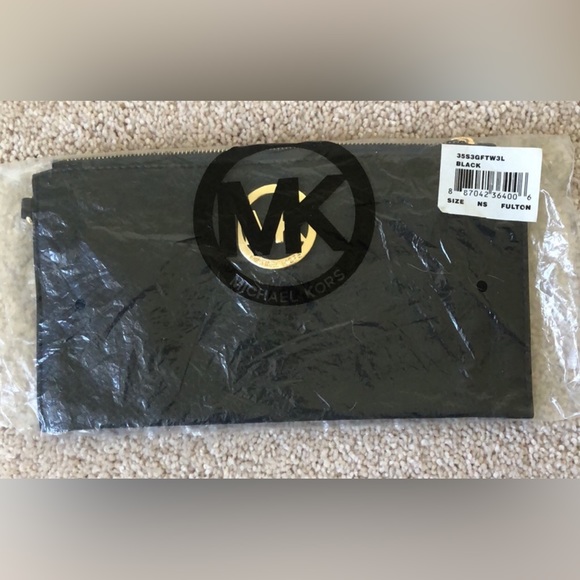 Michael Kors Fulton Clutch/Wristlet - Black with gold accents - Picture 2 of 12